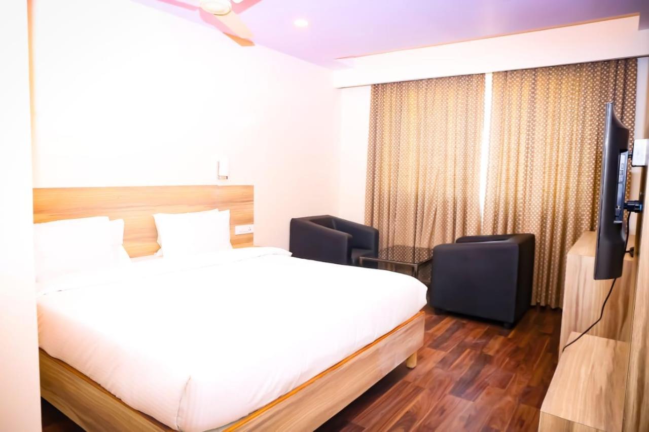 Hotel Rn Grand Vidzsajavádá Kültér fotó