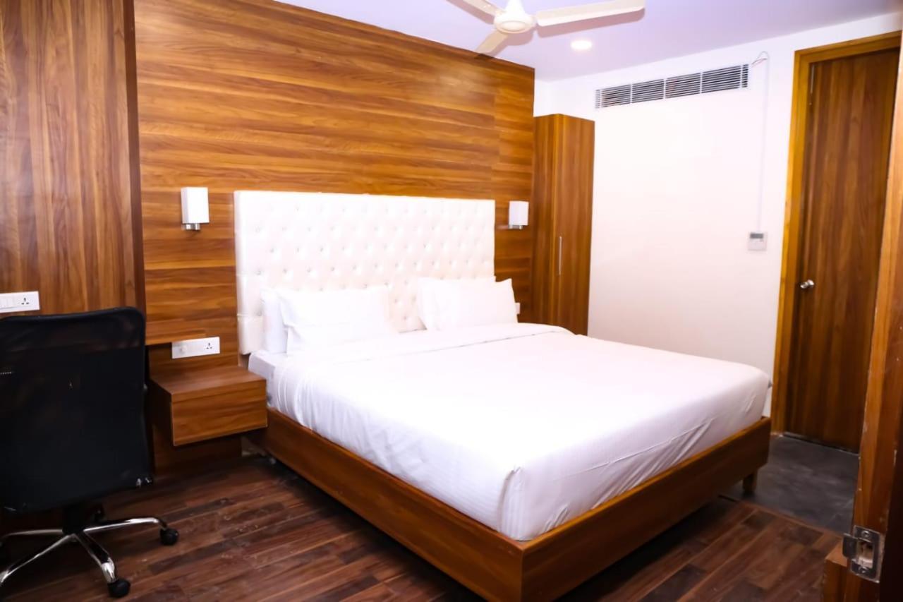 Hotel Rn Grand Vidzsajavádá Kültér fotó
